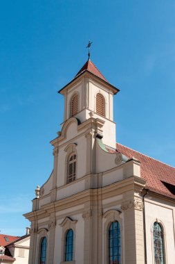 Ludwigsburg, Almanya- 12 Nisan 2025: Ludwigsburg Marktplatz şehir meydanında bulunan Roma Katolik Kutsal Üçleme Kilisesi