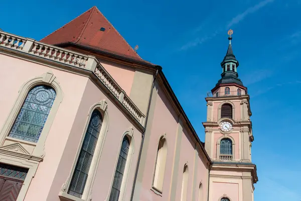 Ludwigsburg, Almanya... 12 Nisan 2025, Stadtkirche Ludwigsburg, Protestan kilise saat kulesi manzaralı.