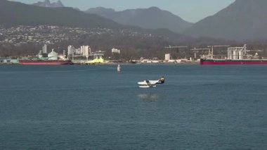 Vancouver, British Columbia, Kanada... 11 Ekim 2022: Harbour Air havayolları deniz uçağı Coal Harbour 'un suyuna indi. 