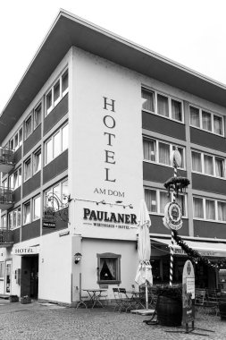 Frankfurt, Almanya - 18 Nisan 2025: Paulaner Am Dom Oteli ve Frankfurt 'taki dış cephe binası