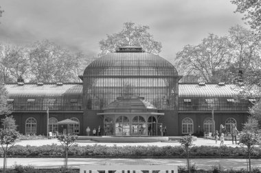 Frankfurt, Almanya... 19 Nisan 2025: Frankfurt 'taki Palmengarten Botanik Bahçesi' nin ön cephesi.