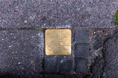 Frankfurt, Almanya... 18 Nisan 2025: Marie Beilacher Stolperstein Anma Küpü. Pirinç levha, Nazi katliamının veya zulmünün kurbanlarının isim ve yaşam tarihleriyle kazınmış.