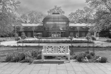 Frankfurt, Almanya... 19 Nisan 2025: Frankfurt 'taki Palmengarten Botanik Bahçesi' nin ön cephesi.