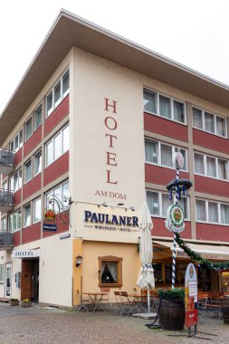 Frankfurt, Almanya - 18 Nisan 2025: Paulaner Am Dom Oteli ve Frankfurt 'un dış cephesi