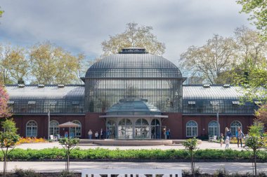 Frankfurt, Almanya... 19 Nisan 2025 Frankfurt 'taki Palmengarten Botanik Bahçesi' nde sera ön cephesi