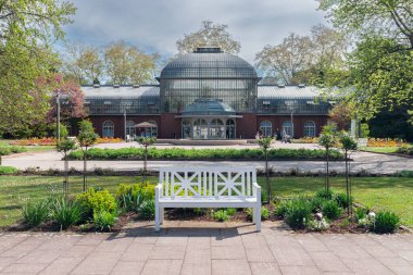 Frankfurt, Almanya... 19 Nisan 2025 Frankfurt 'taki Palmengarten Botanik Bahçesi' nde sera ön cephesi