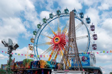 Frankfurt, Almanya - 20 Nisan 2025: Dönme dolap eğlencesi Spring Dippemess yıllık festivalinde dönüyor