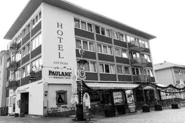 Frankfurt, Almanya - 18 Nisan 2025: Paulaner Am Dom Oteli ve Frankfurt 'taki dış cephe binası
