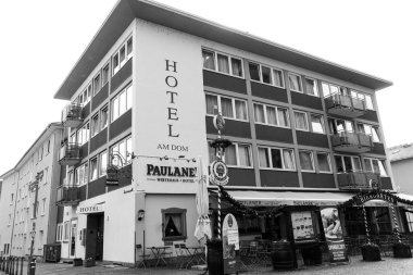 Frankfurt, Almanya - 18 Nisan 2025: Paulaner Am Dom Oteli ve Frankfurt 'taki dış cephe binası