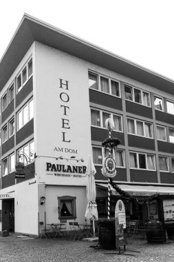 Frankfurt, Almanya - 18 Nisan 2025: Paulaner Am Dom Oteli ve Frankfurt 'taki dış cephe binası