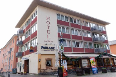 Frankfurt, Almanya - 18 Nisan 2025: Paulaner Am Dom Oteli ve Frankfurt 'un dış cephesi