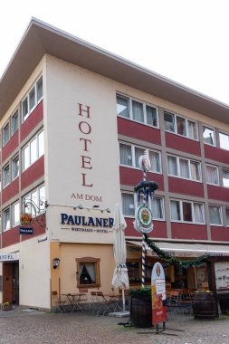 Frankfurt, Almanya - 18 Nisan 2025: Paulaner Am Dom Oteli ve Frankfurt 'un dış cephesi