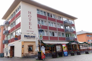 Frankfurt, Almanya - 18 Nisan 2025: Paulaner Am Dom Oteli ve Frankfurt 'un dış cephesi