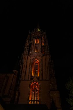 Frankfurt, Almanya - 19 Nisan 2025: Saint Bartholomew İmparatorluk Kubbesi - Frankfurt Katedrali (Frankfurt Dom), Frankfurt 'un eski kasabasındaki Roma Katolik Gotik Kilisesi