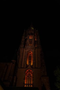 Frankfurt, Almanya - 19 Nisan 2025: Saint Bartholomew İmparatorluk Kubbesi - Frankfurt Katedrali (Frankfurt Dom), Frankfurt 'un eski kasabasındaki Roma Katolik Gotik Kilisesi