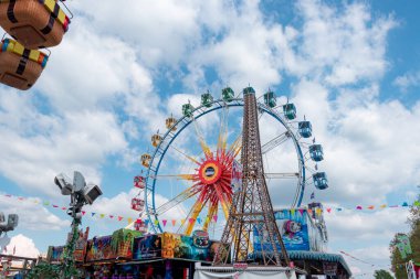 Frankfurt, Almanya - 20 Nisan 2025: Dönme dolap eğlencesi Spring Dippemess yıllık festivalinde dönüyor