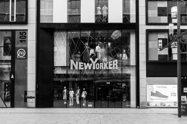 Frankfurt, Almanya - 18 Nisan 2025: Frankfurt şehir merkezindeki MyZeil alışveriş merkezinin karşısındaki kapalı New Yorker moda mağazası