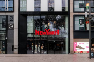 Frankfurt, Almanya - 18 Nisan 2025: Frankfurt şehir merkezindeki MyZeil alışveriş merkezinin karşısındaki kapalı New Yorker moda mağazası