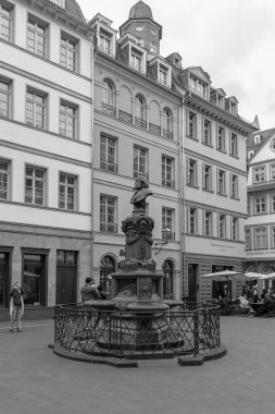 Frankfurt, Almanya - 18 Nisan 2025: Stoltze Çeşmesi anıtı Frankfurt 'un tarihi eski kasabası Hhnermarkt' ta yer almaktadır.