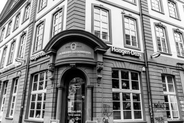 Frankfurt, Almanya - 18 Nisan 2025: Frankfurt 'taki Hagen-Dazs dondurma dükkanının dışı. Popüler bir Amerikan dondurma markası. Siyah beyaz.