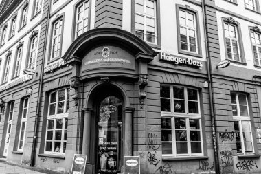 Frankfurt, Almanya - 18 Nisan 2025: Frankfurt 'taki Hagen-Dazs dondurma dükkanının dışı. Popüler bir Amerikan dondurma markası. Siyah beyaz.