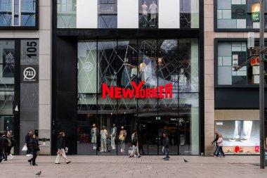 Frankfurt, Almanya - 18 Nisan 2025: Frankfurt şehir merkezindeki MyZeil alışveriş merkezinin karşısındaki kapalı New Yorker moda mağazası