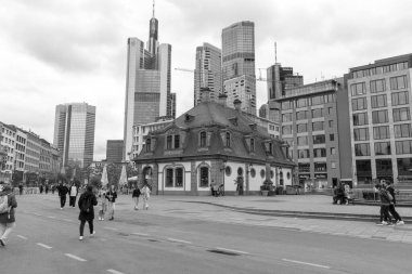 Frankfurt, Almanya - 18 Nisan 2025: Hauptwache (Ana Muhafız Odası), eskiden muhafız olarak kullanılan ikonik bir Barok binası, şimdi ise Hauptwache Meydanı 'nda (Schillerplatz) bulunan bir kafe.