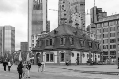 Frankfurt, Almanya - 18 Nisan 2025: Hauptwache (Ana Muhafız Odası), eskiden muhafız olarak kullanılan ikonik bir Barok binası, şimdi ise Hauptwache Meydanı 'nda (Schillerplatz) bulunan bir kafe.