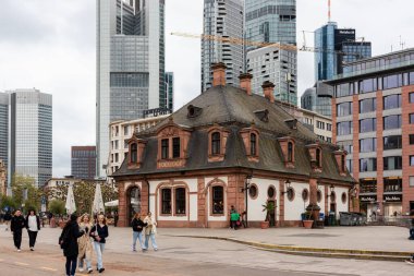 Frankfurt, Almanya - 18 Nisan 2025: Hauptwache (Ana Muhafız Odası), eskiden muhafız olarak kullanılan ikonik bir Barok binası, şimdi ise Hauptwache Meydanı 'nda (Schillerplatz) bulunan bir kafe.) 