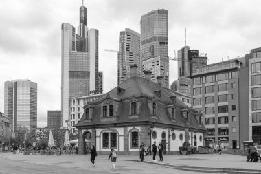 Frankfurt, Almanya - 18 Nisan 2025: Hauptwache (Ana Muhafız Odası), eskiden muhafız olarak kullanılan ikonik bir Barok binası, şimdi ise Hauptwache Meydanı 'nda (Schillerplatz) bulunan bir kafe.