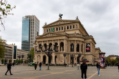 Frankfurt, Almanya - 18 Nisan 2025: The Alte Oper 'in (Eski Opera) dış görünüşü, şehrin iç kesimlerinde bulunan nefes kesici bir neo-rönesans konser salonu (Innenstadt)