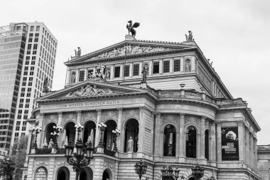 Frankfurt, Almanya - 18 Nisan 2025: The Alte Oper 'in (Eski Opera) dış görünüşü, şehrin iç kesimlerinde (Innenstadt) bulunan nefes kesici bir neo-rönesans konser salonu.