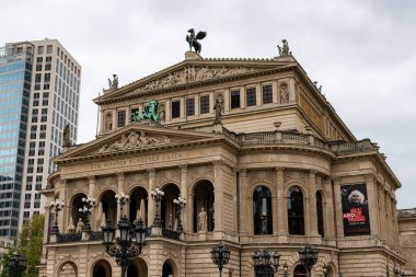 Frankfurt, Almanya - 18 Nisan 2025: The Alte Oper 'in (Eski Opera) dış görünüşü, şehrin iç kesimlerinde bulunan nefes kesici bir neo-rönesans konser salonu (Innenstadt)