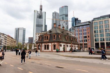 Frankfurt, Almanya - 18 Nisan 2025: Hauptwache (Ana Muhafız Odası), eskiden muhafız olarak kullanılan ikonik bir Barok binası, şimdi ise Hauptwache Meydanı 'nda (Schillerplatz) bulunan bir kafe.)