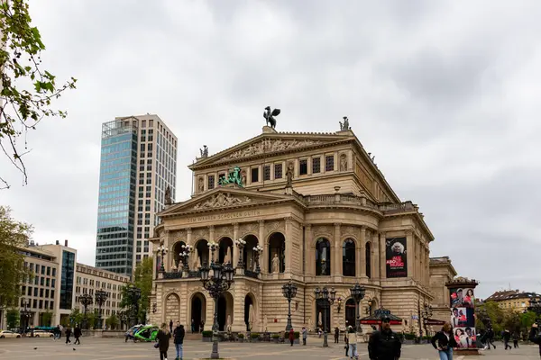 Frankfurt, Almanya - 18 Nisan 2025: The Alte Oper 'in (Eski Opera) dış görünüşü, şehrin iç kesimlerinde bulunan nefes kesici bir neo-rönesans konser salonu (Innenstadt)