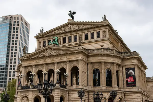 Frankfurt, Almanya - 18 Nisan 2025: The Alte Oper 'in (Eski Opera) dış görünüşü, şehrin iç kesimlerinde bulunan nefes kesici bir neo-rönesans konser salonu (Innenstadt)