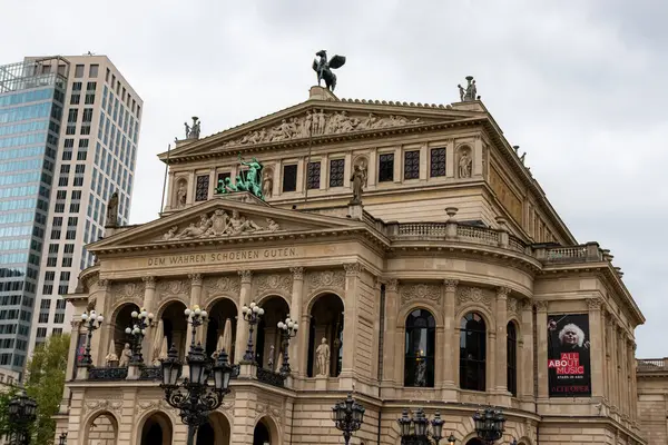 Frankfurt, Almanya - 18 Nisan 2025: The Alte Oper 'in (Eski Opera) dış görünüşü, şehrin iç kesimlerinde bulunan nefes kesici bir neo-rönesans konser salonu (Innenstadt)