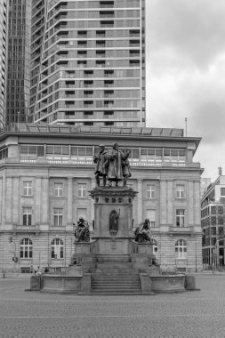 Frankfurt, Almanya - 18 Nisan 2025: Rossmarkt 'taki Gutenberg Anıtı (Johannes Gutenberg Anıtı), taşınabilir metal tipi siyah beyaz baskı makinesinin mucidini anmaktadır.