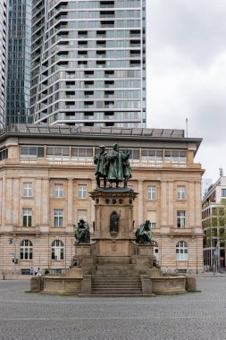 Frankfurt, Germany- 18 Nisan 2025: Rossmarkt 'taki Gutenberg Anıtı (Johannes Gutenberg Anıtı) taşınabilir metal tipli matbaanın mucidini anmaktadır.