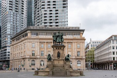 Frankfurt, Germany- 18 Nisan 2025: Rossmarkt 'taki Gutenberg Anıtı (Johannes Gutenberg Anıtı) taşınabilir metal tipli matbaanın mucidini anmaktadır.