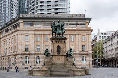 Frankfurt, Germany- 18 Nisan 2025: Rossmarkt 'taki Gutenberg Anıtı (Johannes Gutenberg Anıtı) taşınabilir metal tipli matbaanın mucidini anmaktadır.