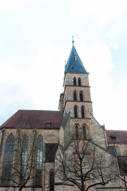 Esslingen, Almanya- 1 Nisan 2025: St. Dionysius Kilisesi, Gotik stil tasarımlı bir Protestan Kilisesi Pazar Meydanı 'nda