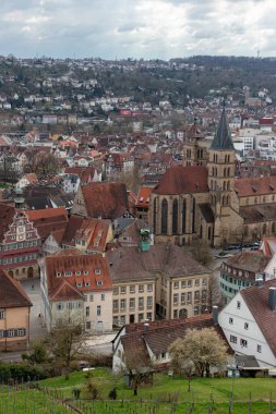 Esslingen, Almanya 1 Nisan 2025 Esslinger Burg Kalesi 'nden Esslingen şehir manzarası