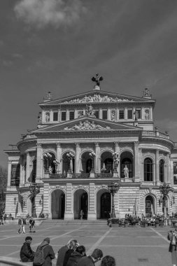 Frankfurt, Almanya - 19 Nisan 2025: The Alte Oper 'in (Eski Opera) dış görünüşü, şehrin iç kesimlerinde (Innenstadt) bulunan nefes kesici bir neo-rönesans konser salonu.