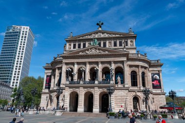 Frankfurt, Almanya - 19 Nisan 2025: The Alte Oper 'in (Eski Opera) dış görünüşü, şehrin iç kesimlerinde bulunan nefes kesici bir neo-rönesans konser salonu (Innenstadt)