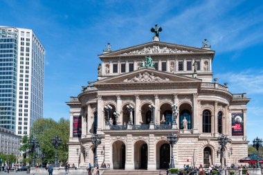Frankfurt, Almanya - 19 Nisan 2025: The Alte Oper 'in (Eski Opera) dış görünüşü, şehrin iç kesimlerinde bulunan nefes kesici bir neo-rönesans konser salonu (Innenstadt)