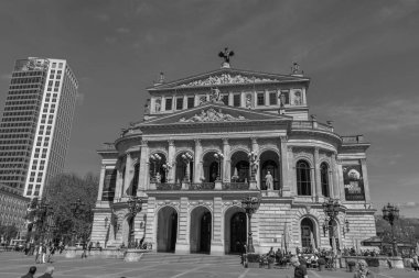 Frankfurt, Almanya - 19 Nisan 2025: The Alte Oper 'in (Eski Opera) dış görünüşü, şehrin iç kesimlerinde (Innenstadt) bulunan nefes kesici bir neo-rönesans konser salonu.