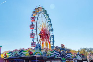 Frankfurt, Almanya - 20 Nisan 2025: Dönme dolap eğlencesi Spring Dippemess yıllık festivalinde dönüyor