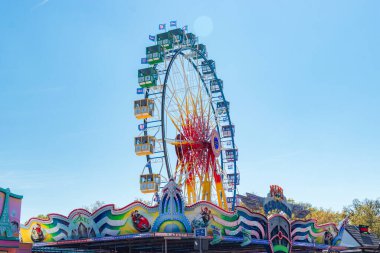 Frankfurt, Almanya - 20 Nisan 2025: Dönme dolap eğlencesi Spring Dippemess yıllık festivalinde dönüyor