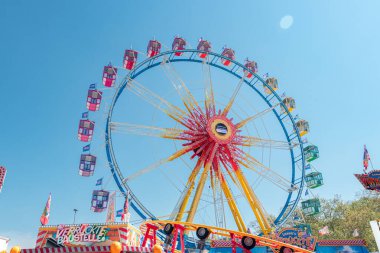 Frankfurt, Almanya - 20 Nisan 2025: Dönme dolap eğlencesi Spring Dippemess yıllık festivalinde dönüyor